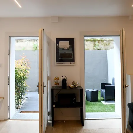 Enigmatic House With Private Garden Apartment *